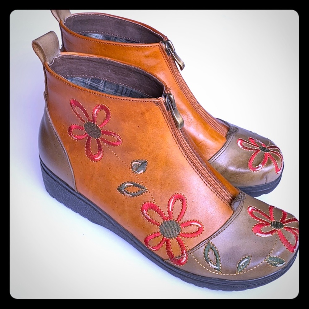 L'Artiste Ambiance Floral Zip-Front Leather Ankle Boots - Tan / Brown